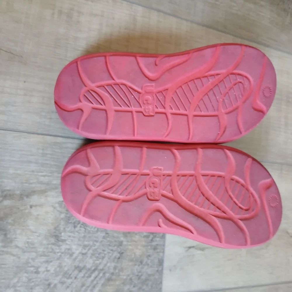 UGG Kids Sport Yeah Slide Sandals in Red. Size 2 (Big Kids)